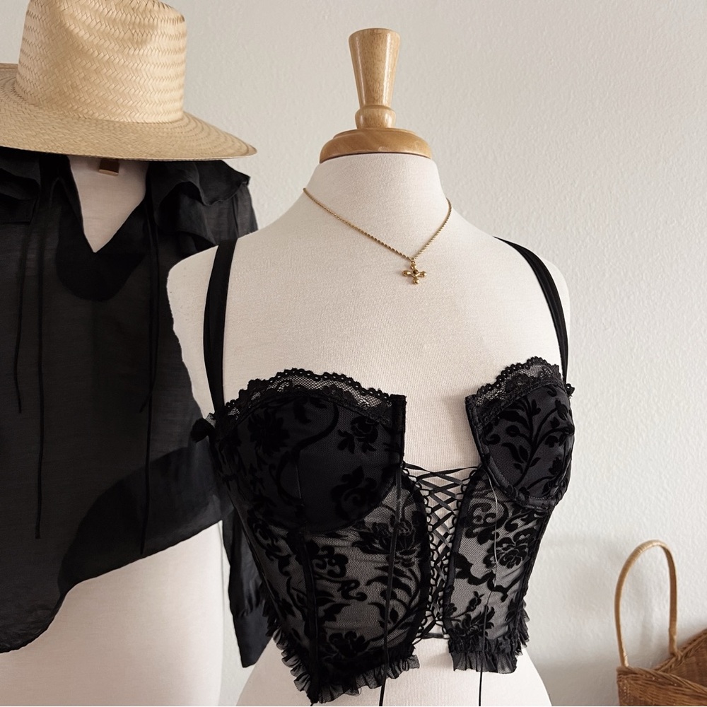 BLACK LACE TRIMMED FLORAL DETAILED CORSET TOP
